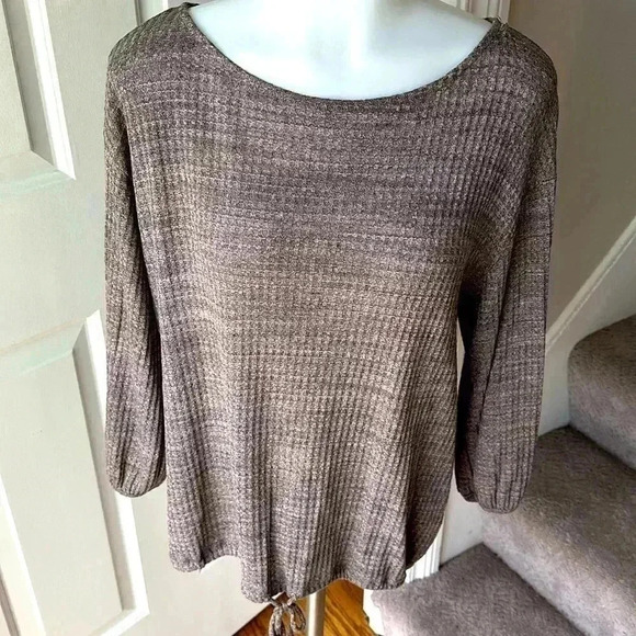Size M Laila Jayde Drawstring 3/4 length sleeve top - Picture 1 of 5